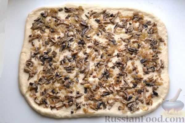 Булочки-улитки с грибами, луком и сыром