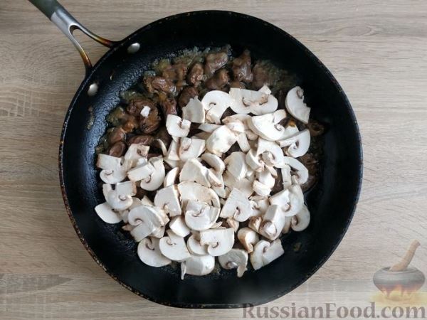 Гречка с грибами, куриными сердечками и сметаной (на сковороде)