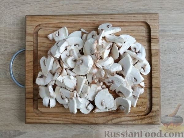Гречка с грибами, куриными сердечками и сметаной (на сковороде)