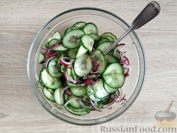 Огуречный салат с красным луком и укропом