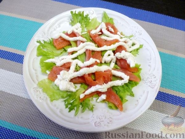 Праздничный салат с красной рыбой и хурмой