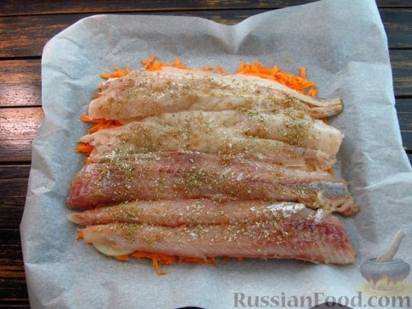Рыба, запечённая с помидорами, морковью и луком (в пергаменте)