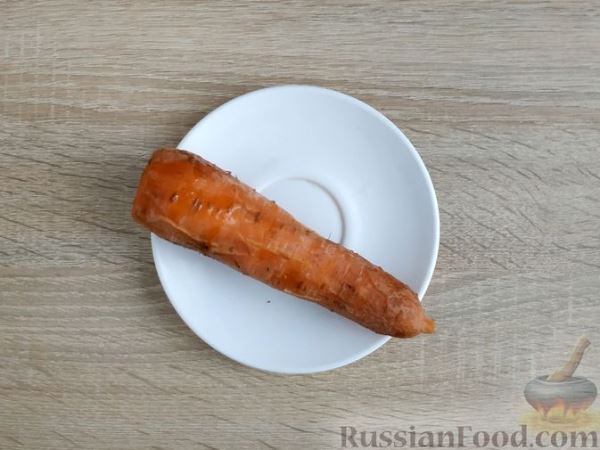 Салат из моркови с яйцами, луком и зелёным горошком