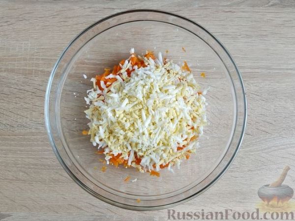 Салат из моркови с яйцами, луком и зелёным горошком
