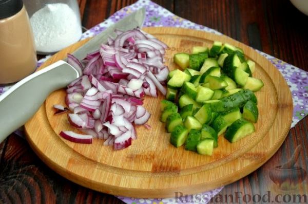 Салат с фасолью, огурцами и луком