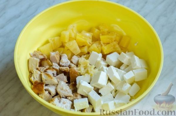 Салат с жареной курицей, ананасами и рассольным сыром