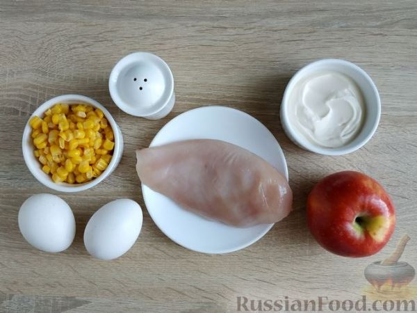 Слоеный салат с курицей, яблоком, кукурузой и яйцами