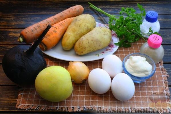 Слоёный салат с редькой, картофелем, морковью, яблоком и варёным яйцом