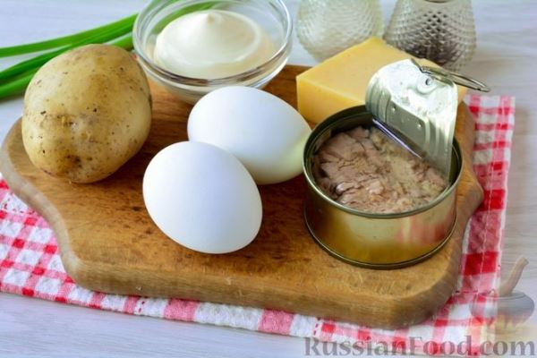 Слоёный салат с тунцом, картофелем, сыром и яйцами