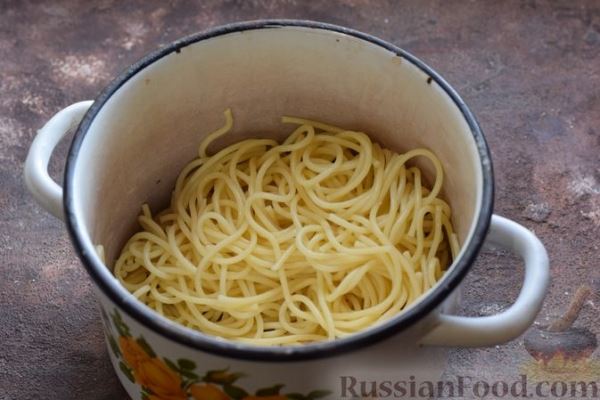 Спагетти с помидорами, луком и яйцом