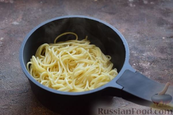Запеканка из спагетти с фаршем, яйцами и сыром