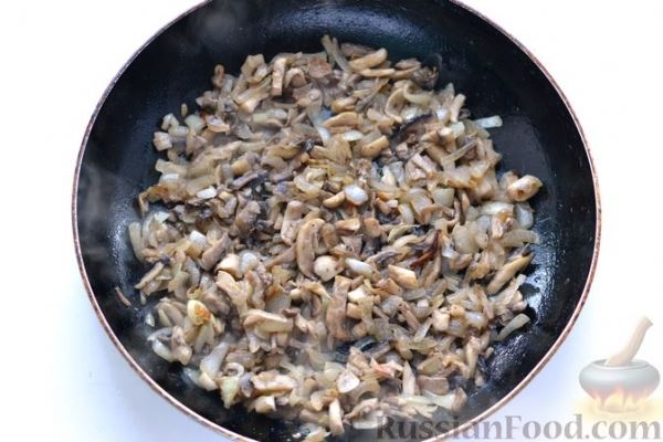Булочки-улитки с грибами, луком и сыром