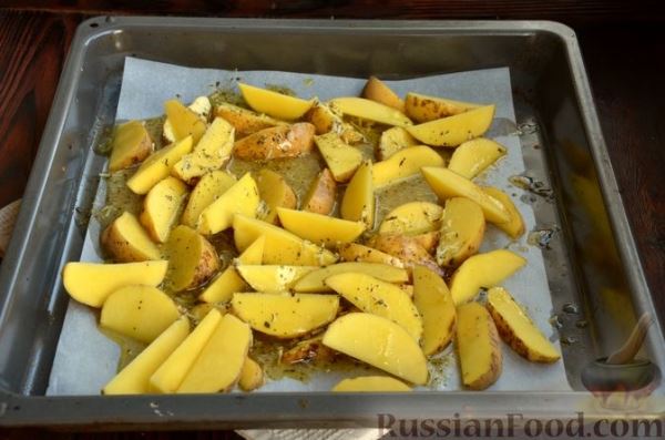 Картофель по-деревенски с фетой и красным луком