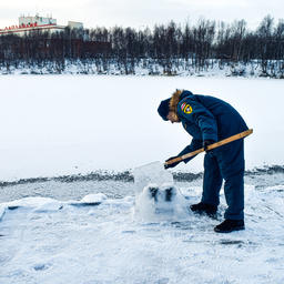 МЧС просит граждан не спешить на лед